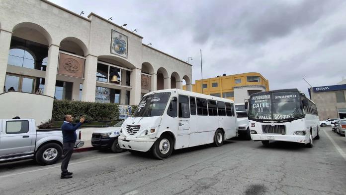 Bloquean el centro choferes ‘de la 11’