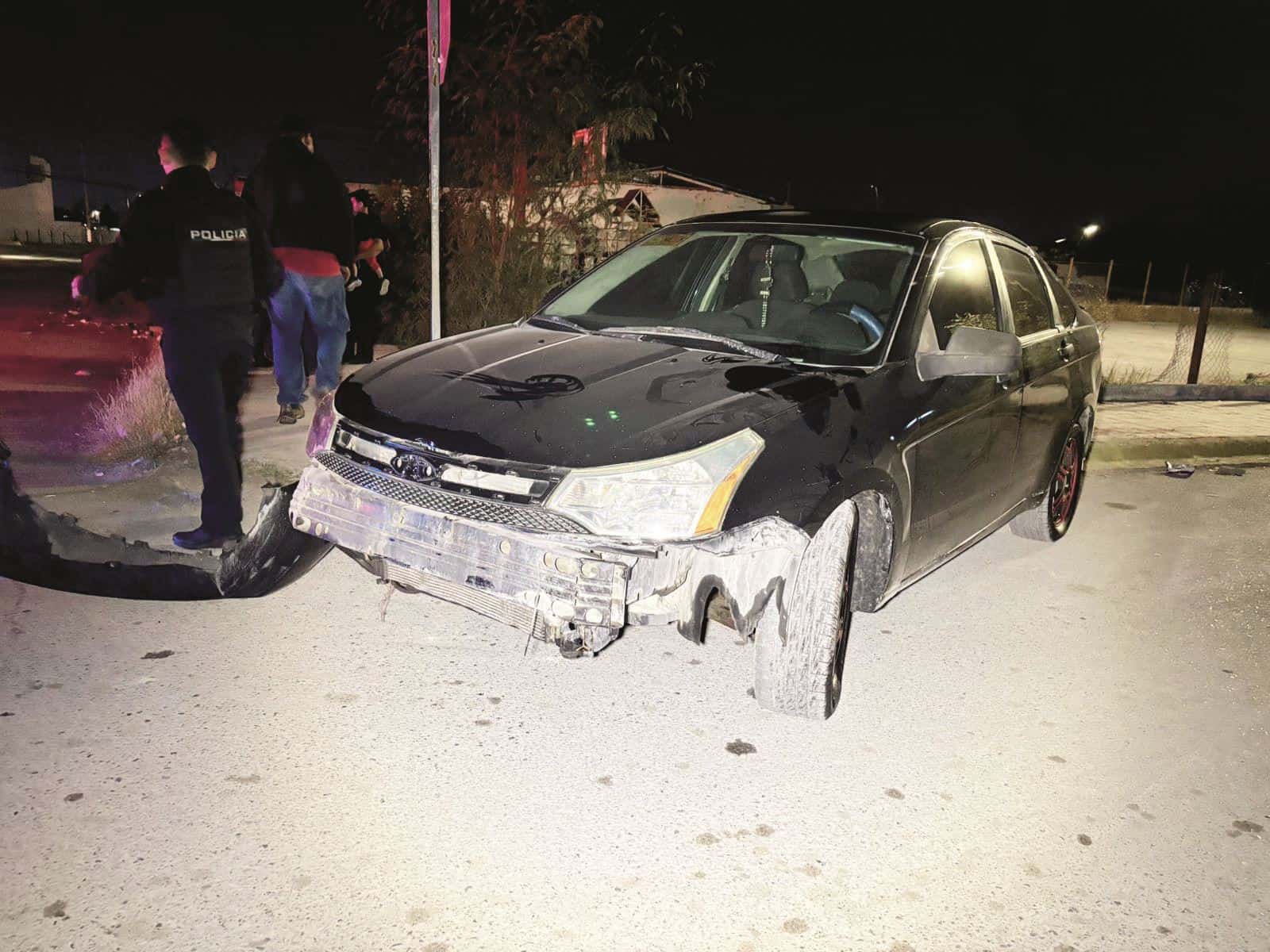 Deja a jovencita tirada en la calle