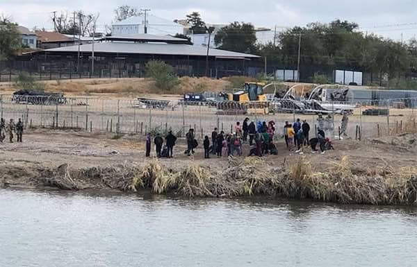 Intentan 40 migrantes cruzar el río Bravo; A dos los arrastró la corriente