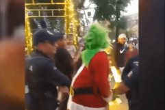 Arrestan al Grinch por golpear a Santa en Aguascalientes