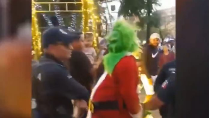 Arrestan al Grinch por golpear a Santa en Aguascalientes