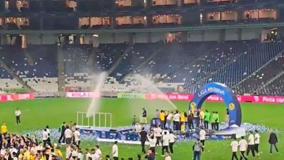 Luces y aspersores generan polémica tras el título del América en Monterrey