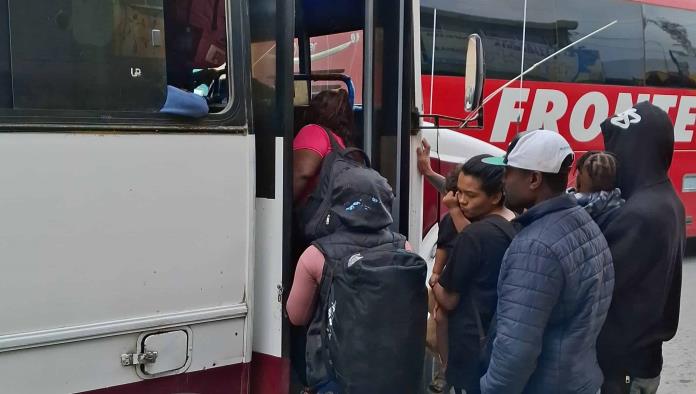 Usan migrantes camiones para llegar al ferrocarril