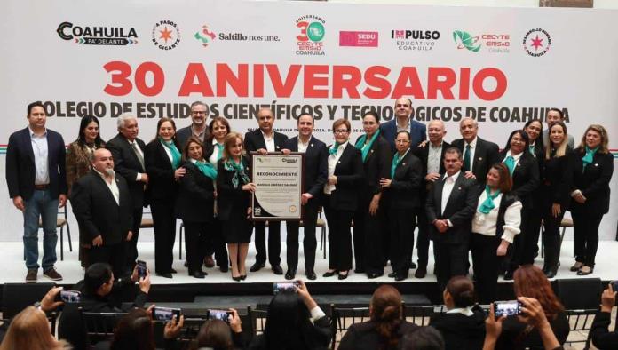 Celebra Manolo 30 años del CECYTE Coahuila