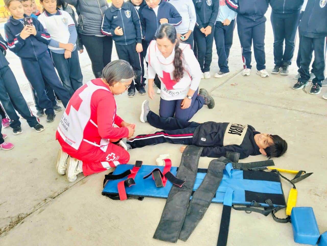 Silvia Contreras Daniel, coordinadora de la Cruz Roja, acompañada de su equipo de colaboradores, impartieron la plática.