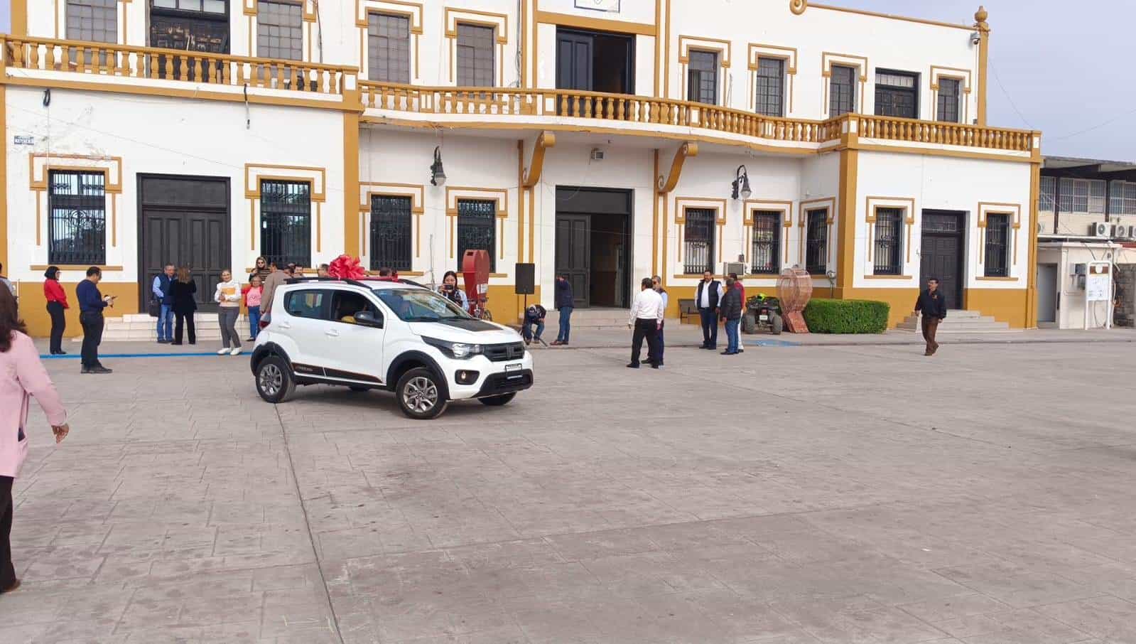 Entregan automóvil último modelo a ganadora de sorteo del banquetazo comercial
