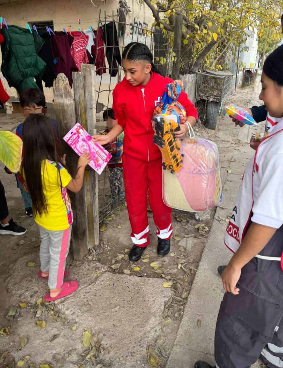 Cruz Roja entrega abrigos y cobijas en Ciudad Acuña ante la llegada del frío