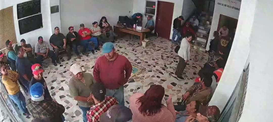 Ordena juez de distrito restitución inmediata de sueldos salarios y prestaciones pendientes de pago a los trabajadores sindicalizados del municipio de San Juan de Sabinas, así también a los jubilados y pensionados. 