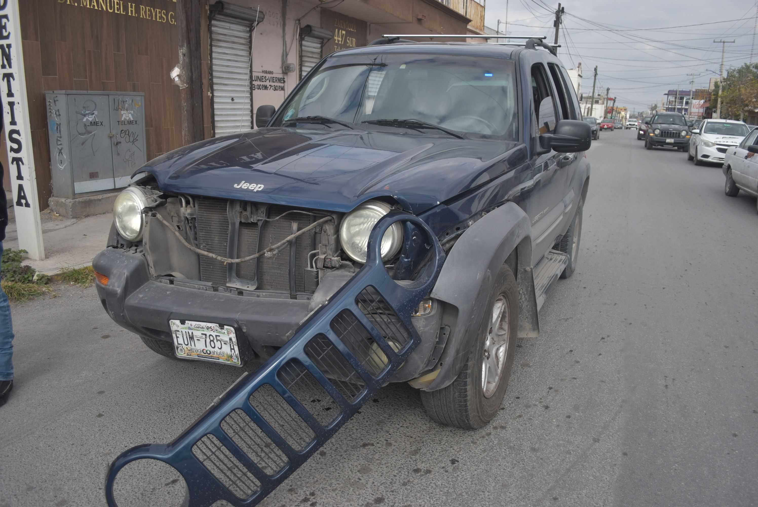 Se pasa alto, provoca choque y rebota en troca