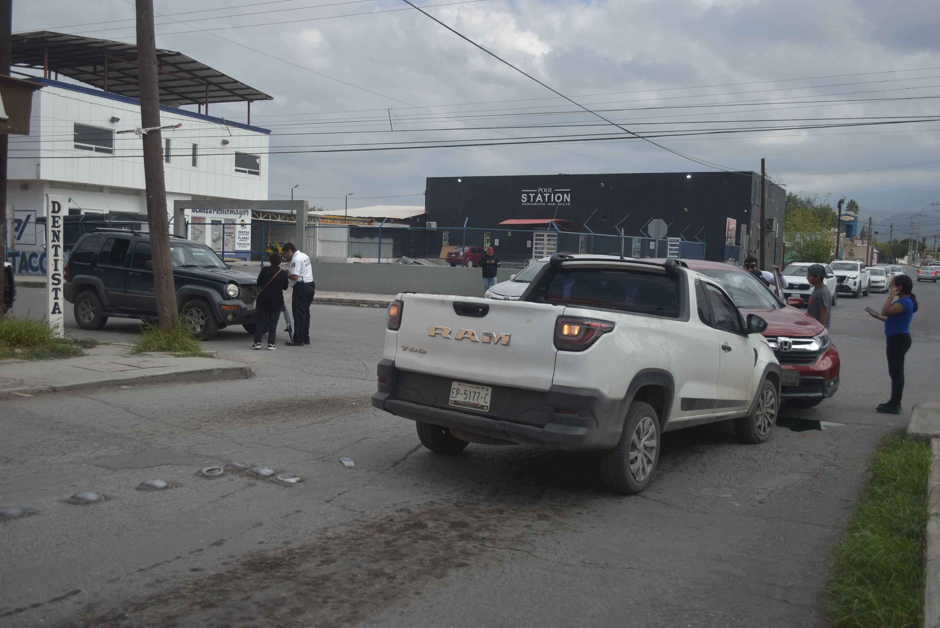 Se pasa alto, provoca choque y rebota en troca