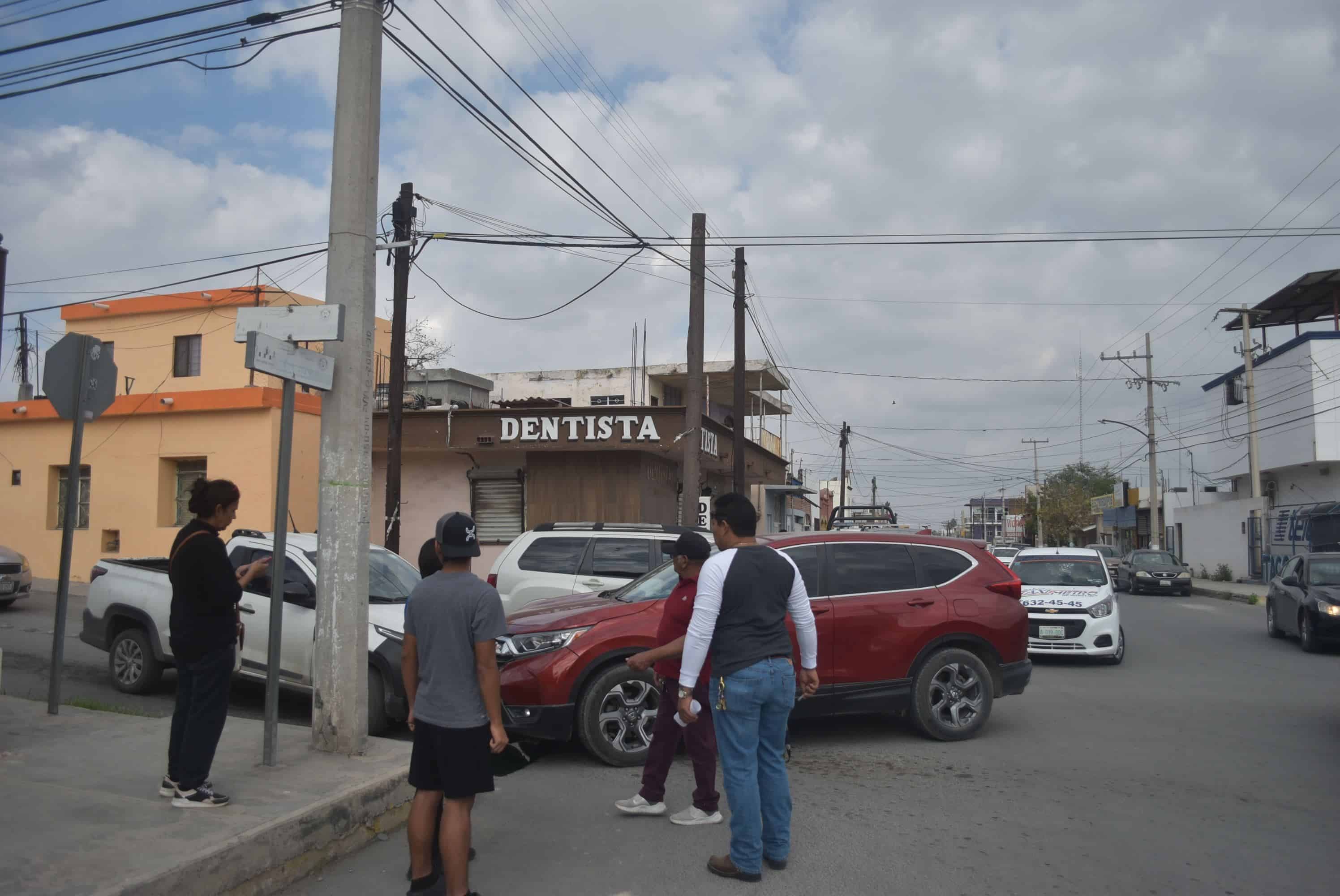 Se pasa alto, provoca choque y rebota en troca