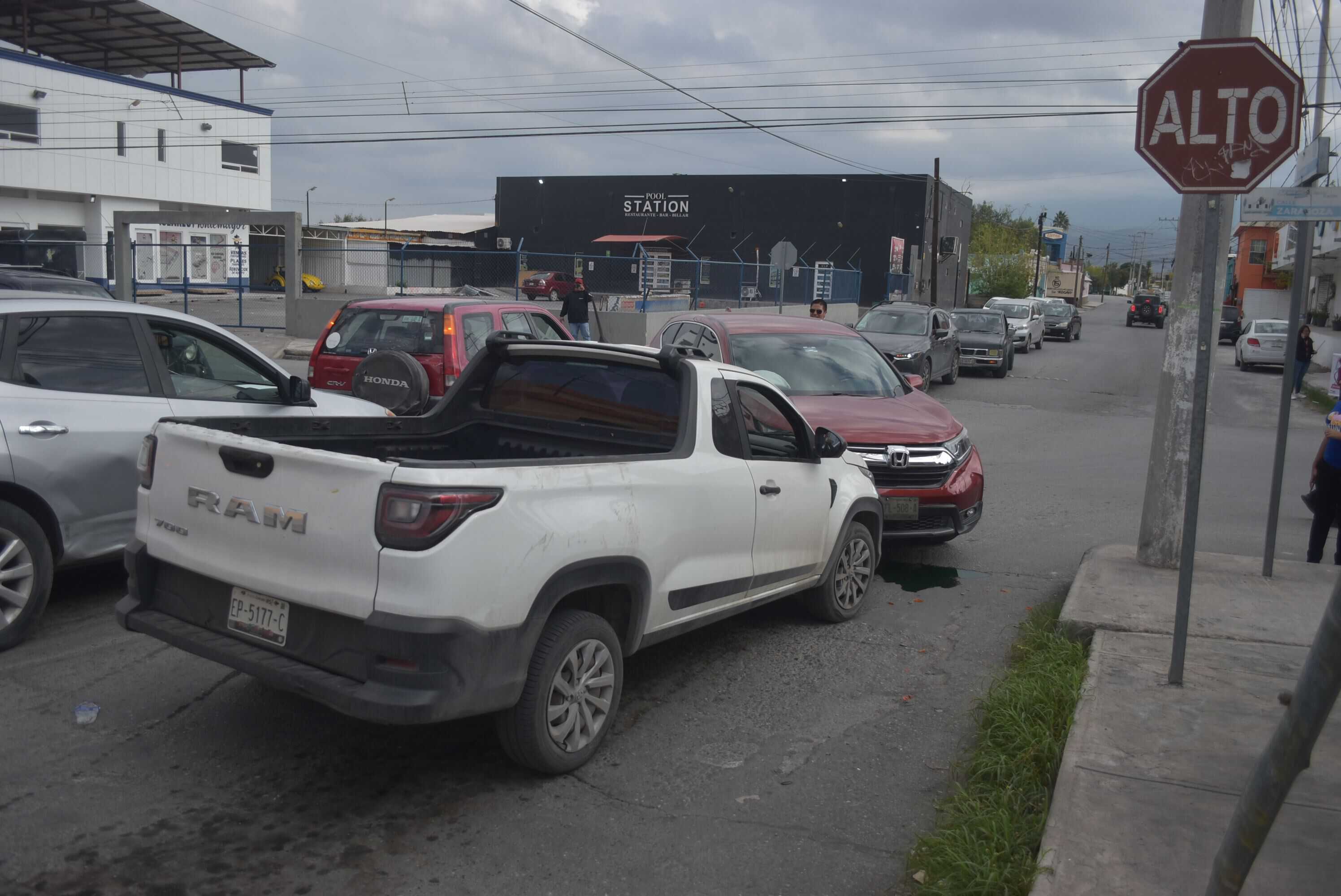 Se pasa alto, provoca choque y rebota en troca