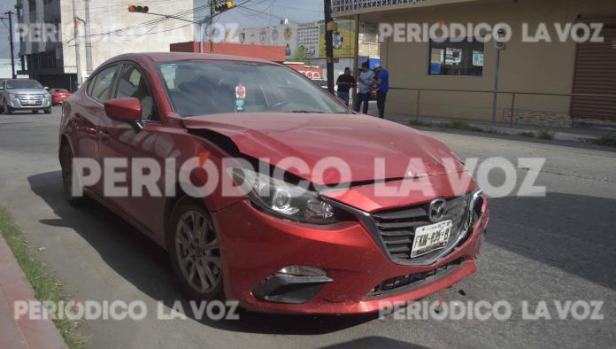 Se pasa rojo y se estrella en Mazda