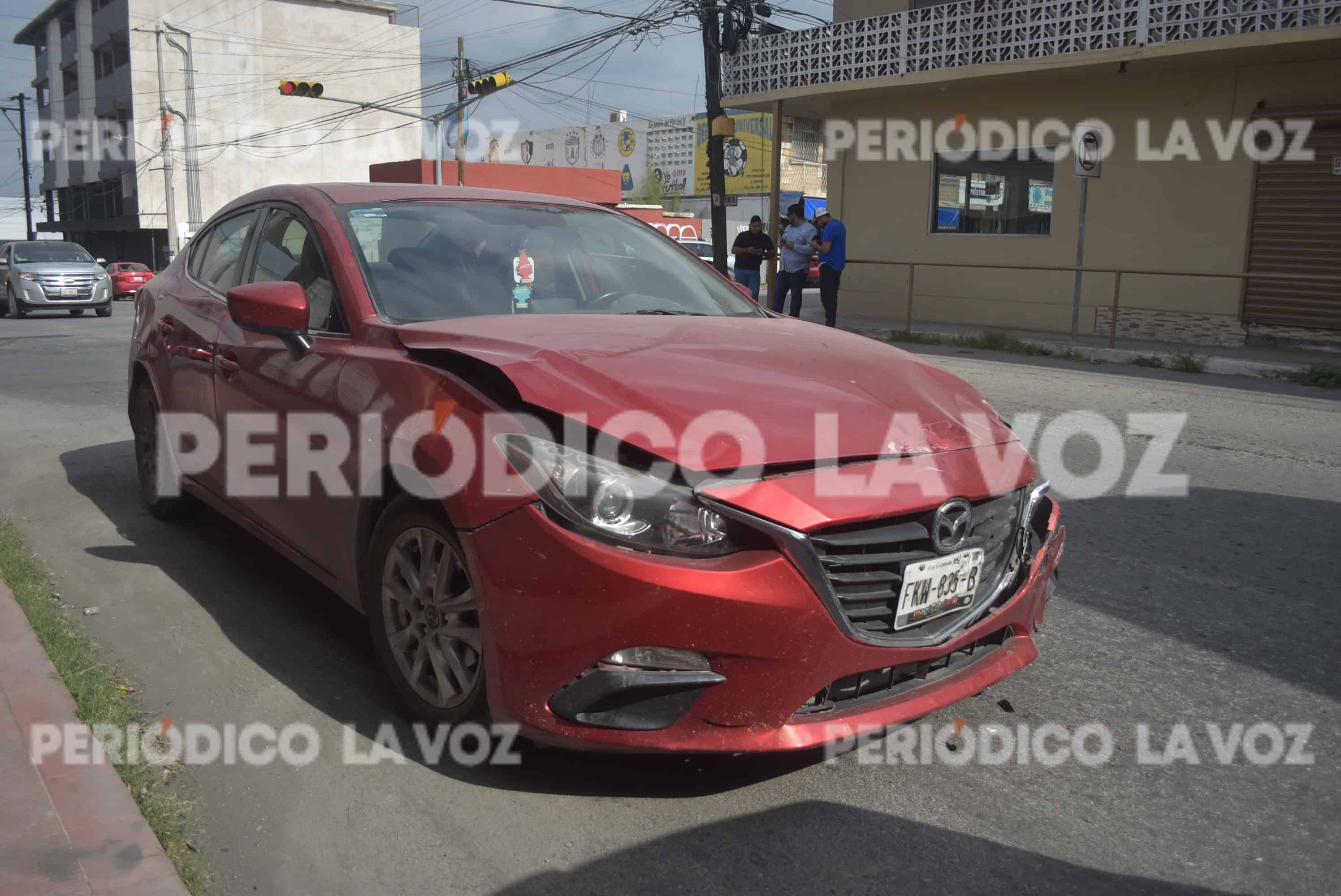 Se pasa rojo y se estrella en Mazda