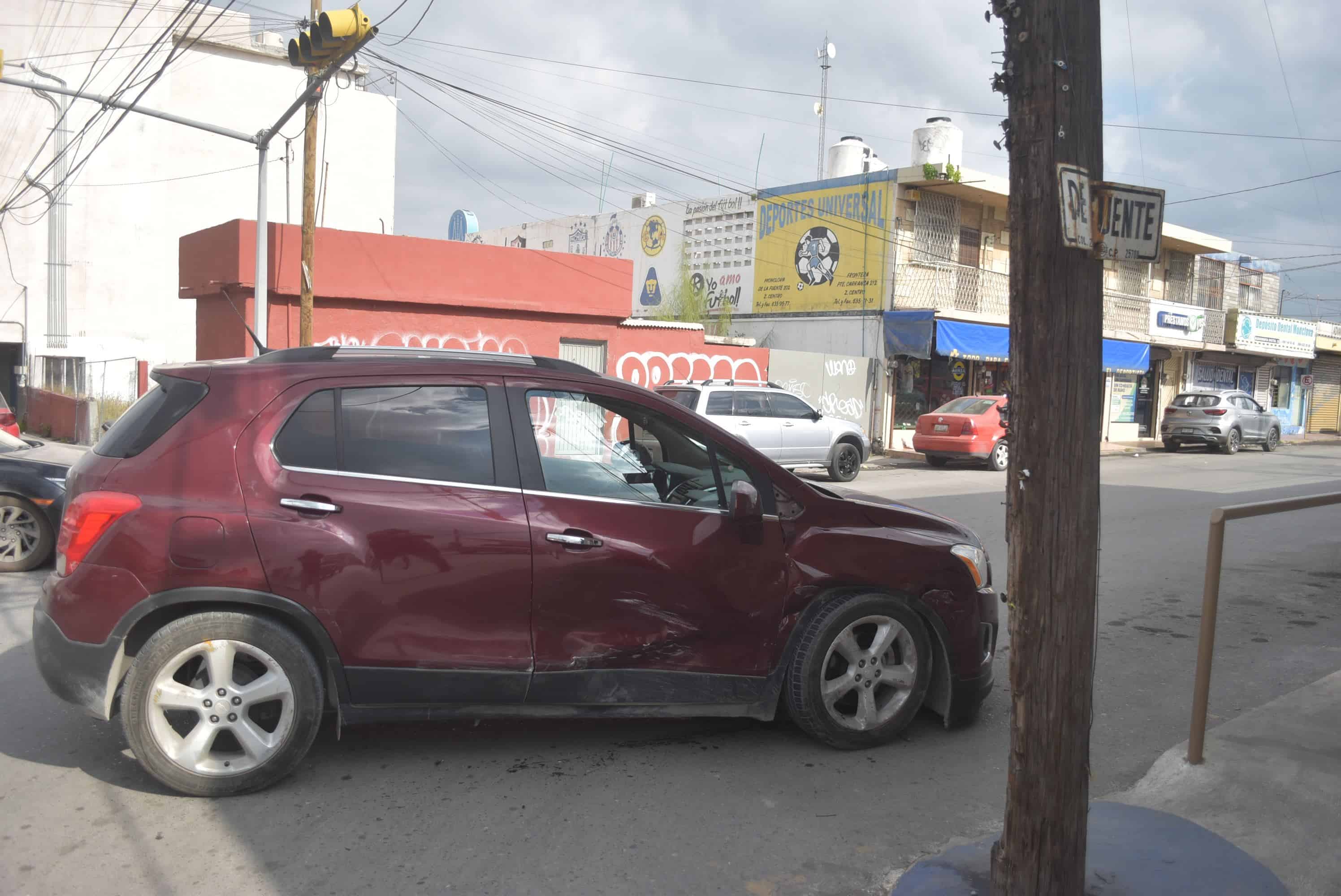 Se pasa rojo y se estrella en Mazda