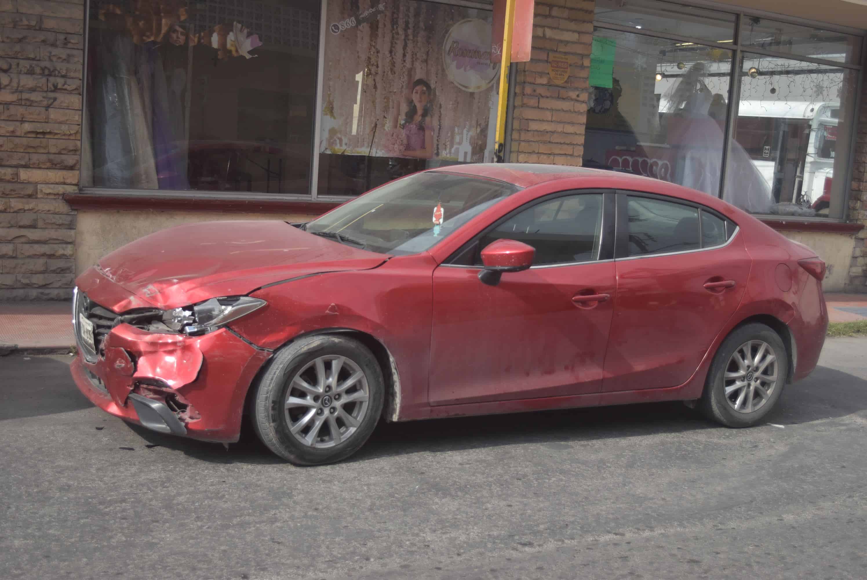 Se pasa rojo y se estrella en Mazda