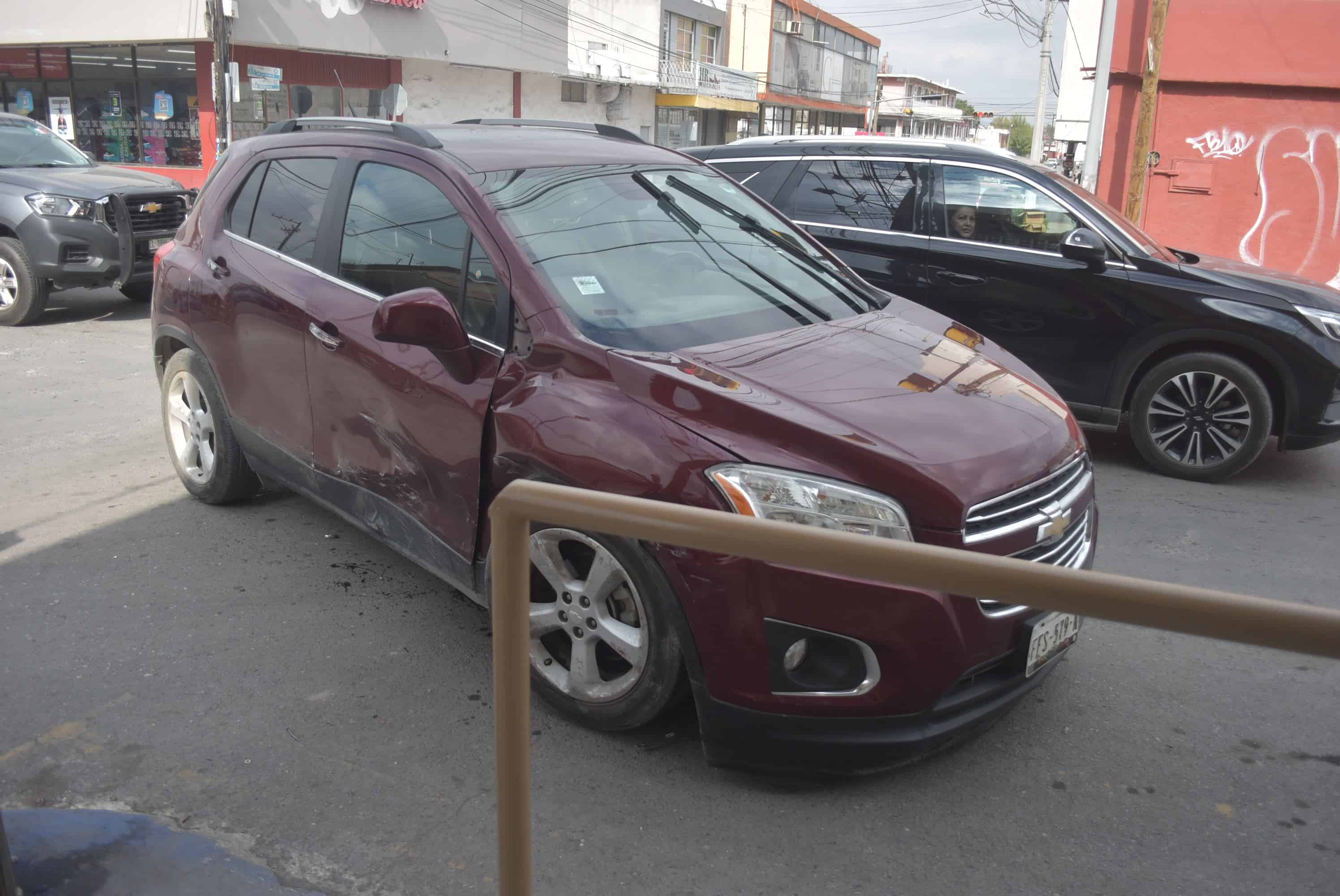 Se pasa rojo y se estrella en Mazda