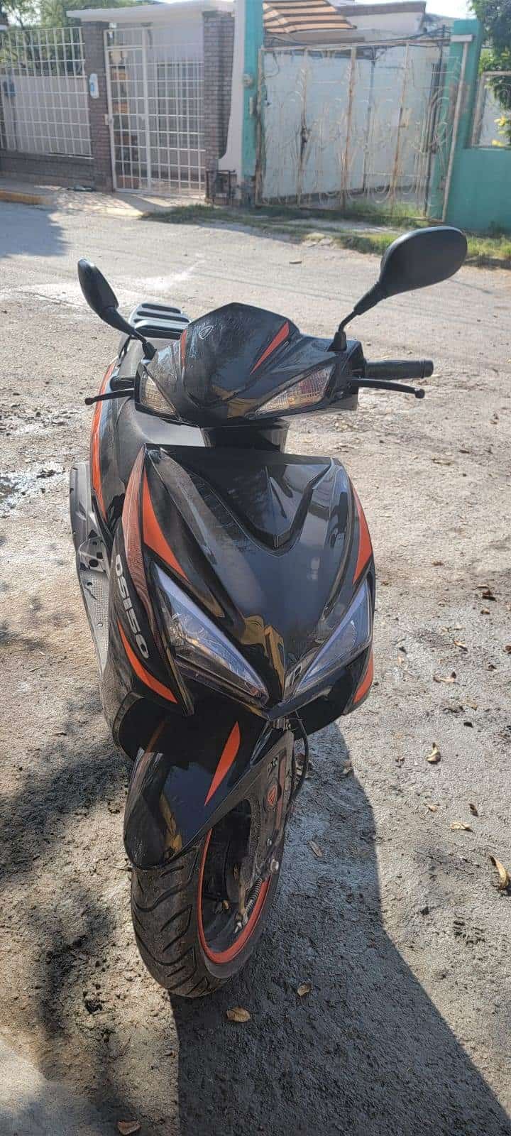 Embiste cafre a motociclista