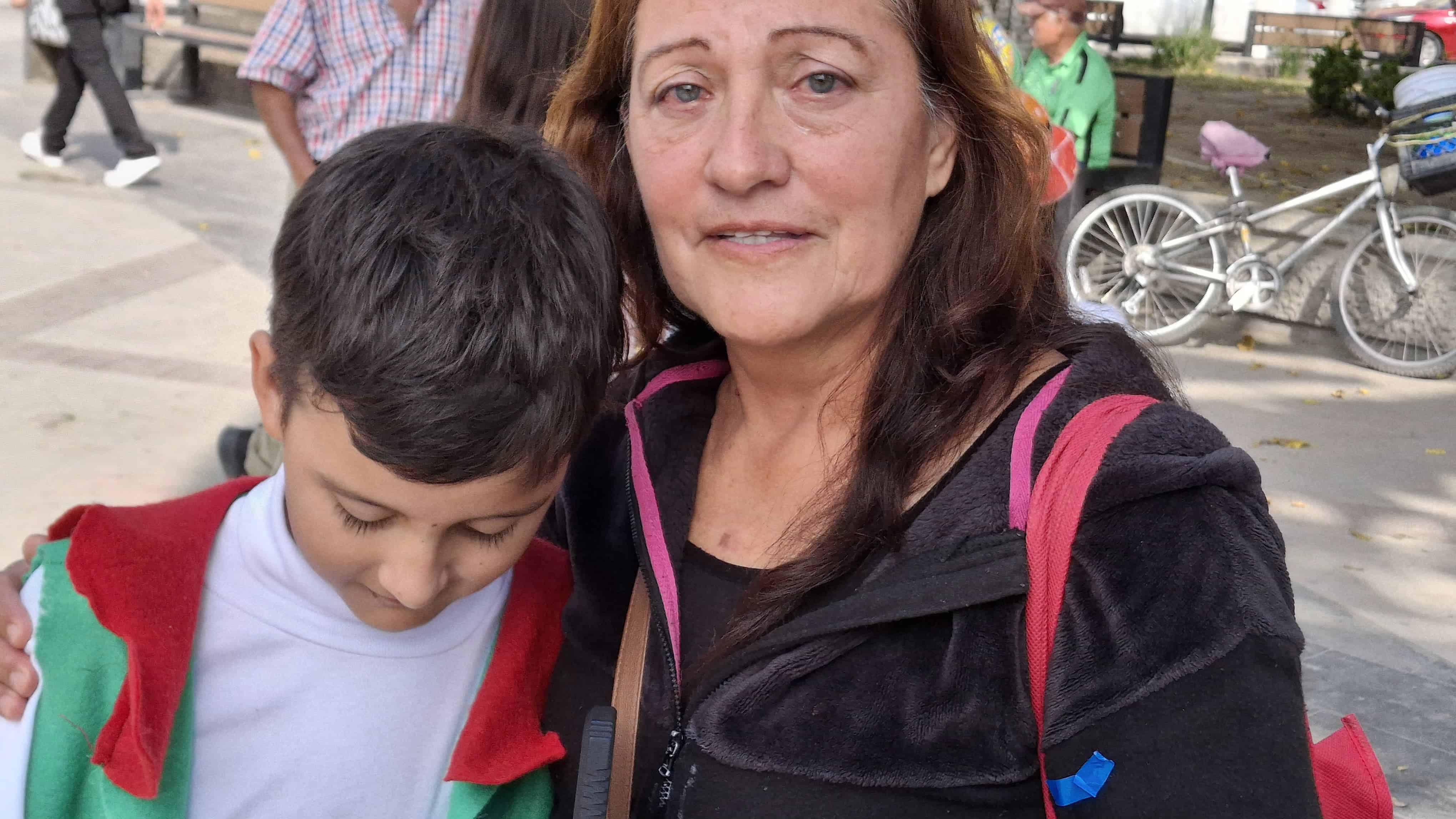Los ojos de Deyanira se llenaron de lágrimas de la inocente súplica del niño, quien con su corta edad ya comprende los desafíos que enfrentan sus seres queridos.