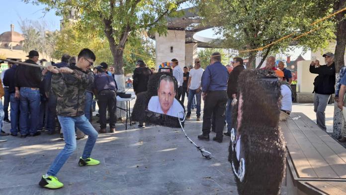 Protestan obreros de AHMSA quebrando piñatas en repudio a Alonso Ancira e Ismael Leija