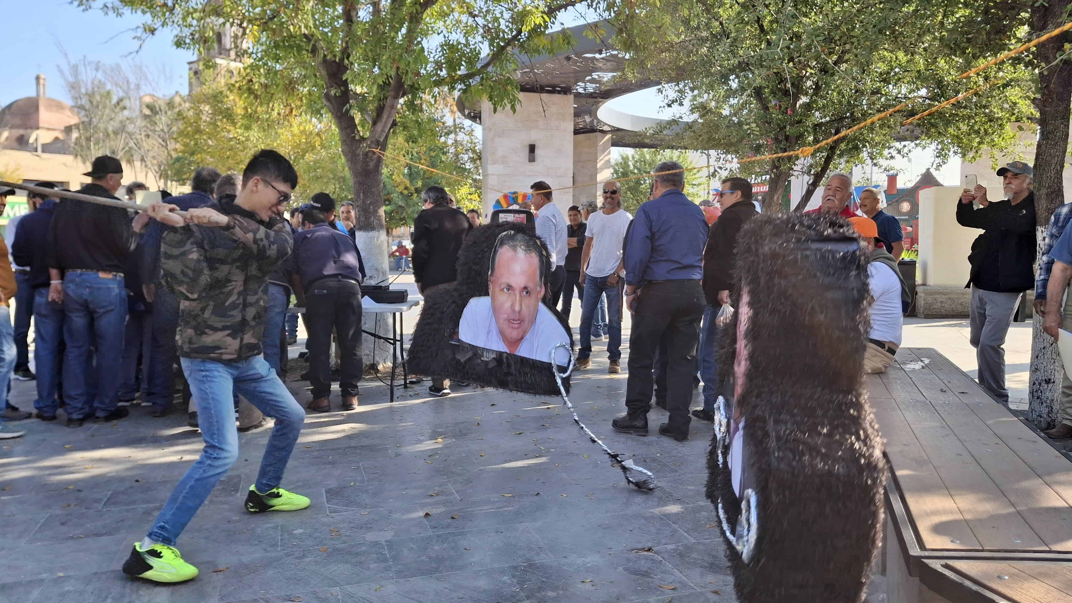 Protestan obreros de AHMSA quebrando piñatas en repudio a Alonso Ancira e Ismael Leija