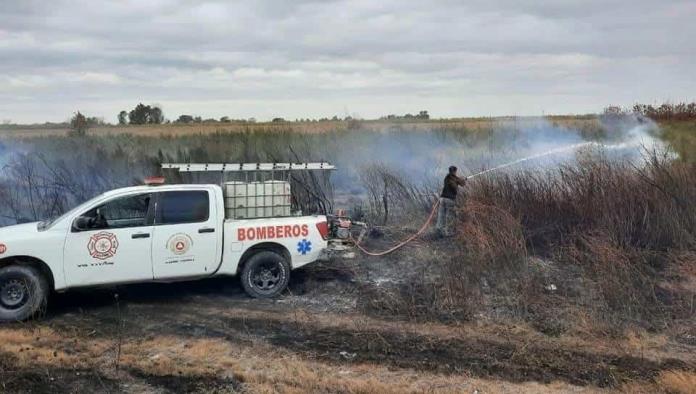 Controlan Incendio de Pastizal a un Costado de la Carretera 57 en Allende