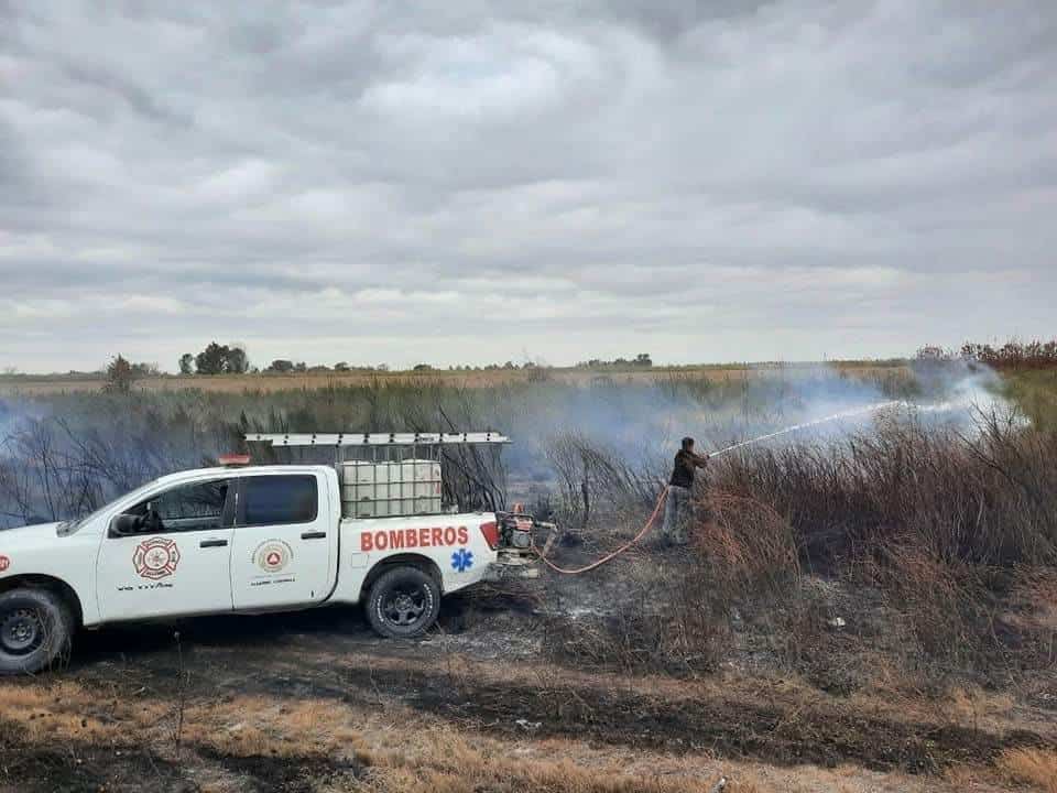 Controlan Incendio de Pastizal a un Costado de la Carretera 57 en Allende