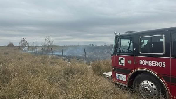 Controlan Incendio de Pastizal a un Costado de la Carretera 57 en Allende