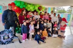 Policías Participan en Posada Navideña Infantil del Jardín de Niños "Nava