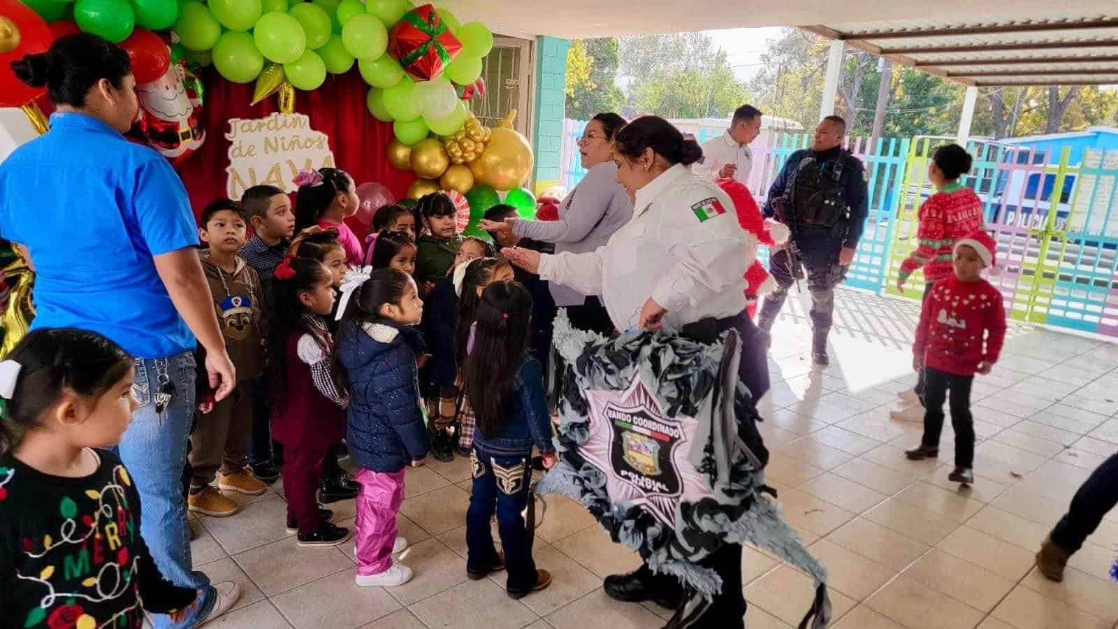 Policías Participan en Posada Navideña Infantil del Jardín de Niños "Nava