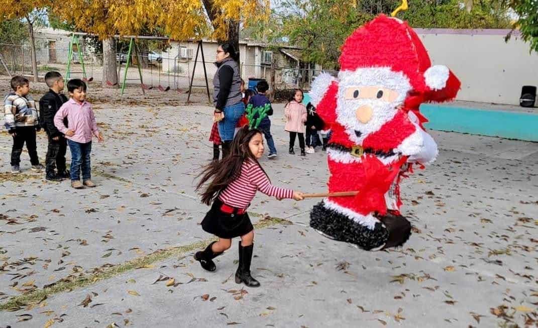 Policías Participan en Posada Navideña Infantil del Jardín de Niños "Nava