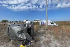 Pareja Lesionada en Volcadura en la Carretera 57