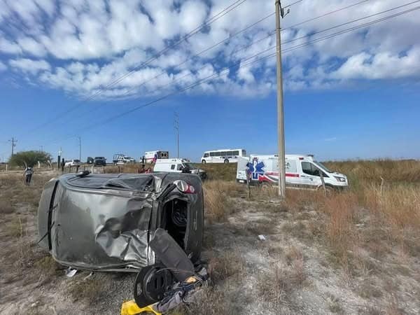 Pareja Lesionada en Volcadura en la Carretera 57