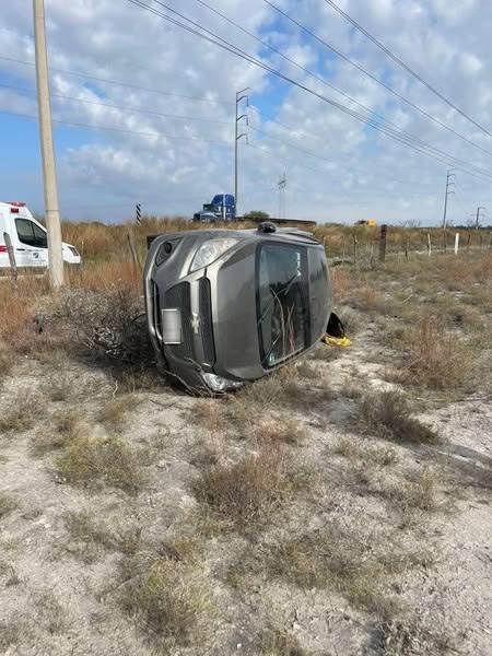 Pareja Lesionada en Volcadura en la Carretera 57