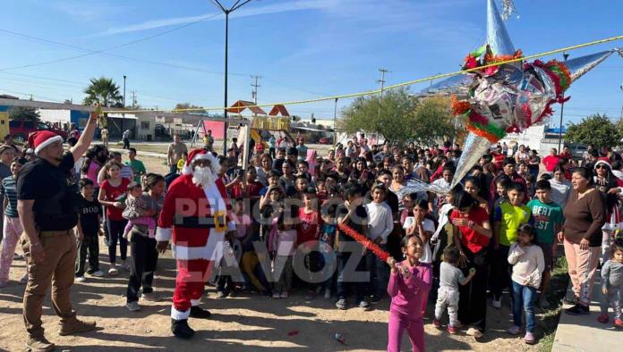 Elementos de la AIC llevan alegría navideña a niños y niñas vulnerables de Sabinas