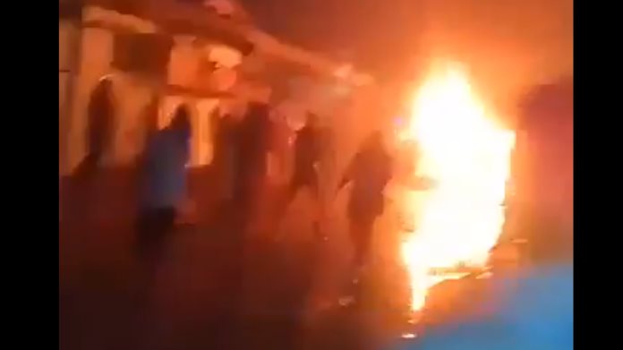 Caos en Villahermosa; Queman negocios y se desata motín en penal Caos en Villahermosa; Queman negocios y se desata motín en penal