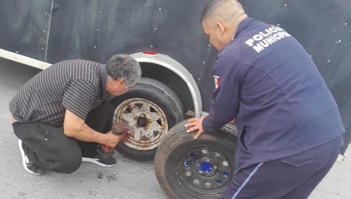 Auxilian policías a paisano