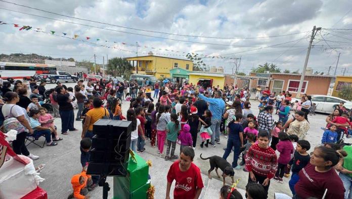 Llevan policías posada a niños