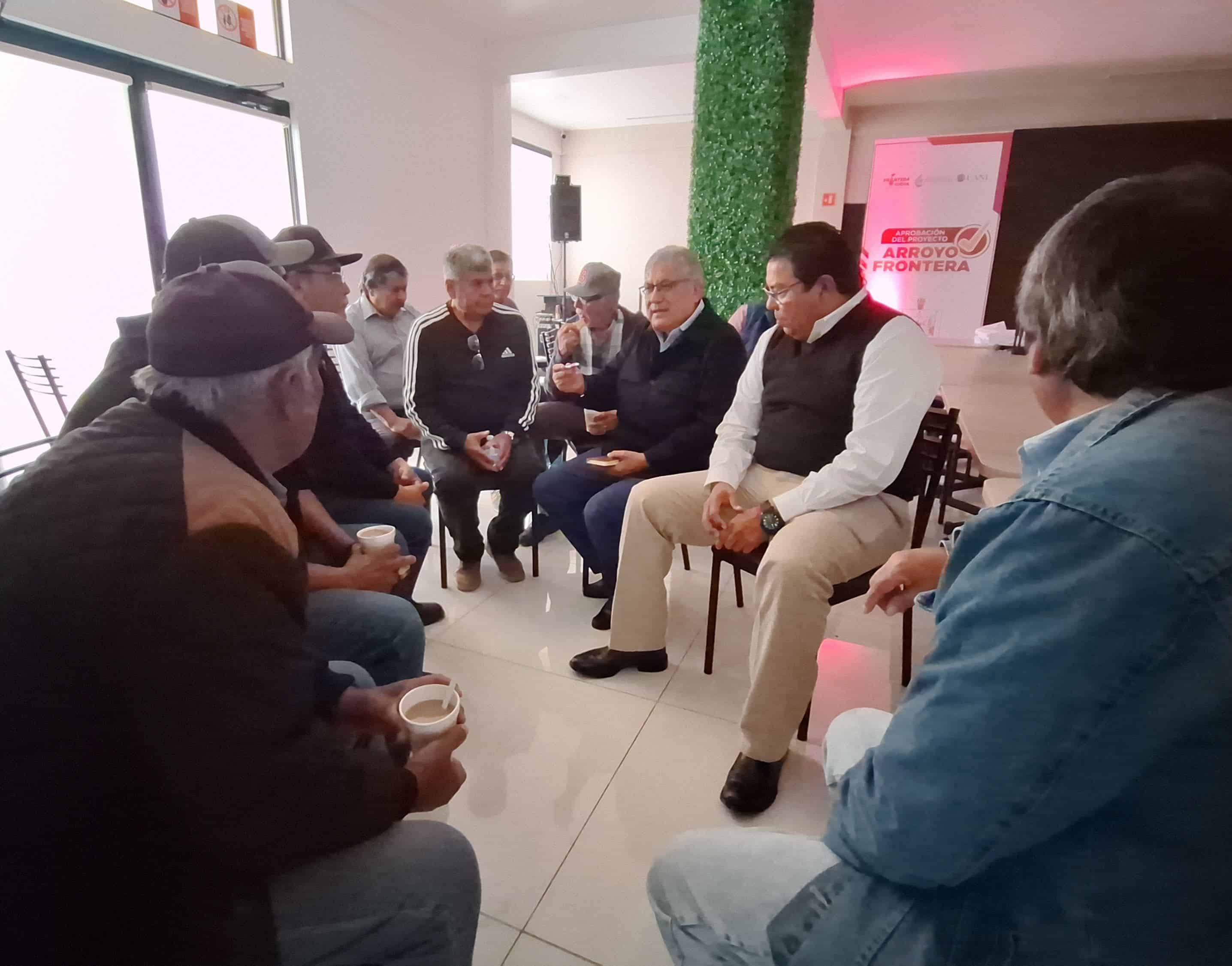 Senador Alfonso Cepeda atiende a obreros de AHMSA.