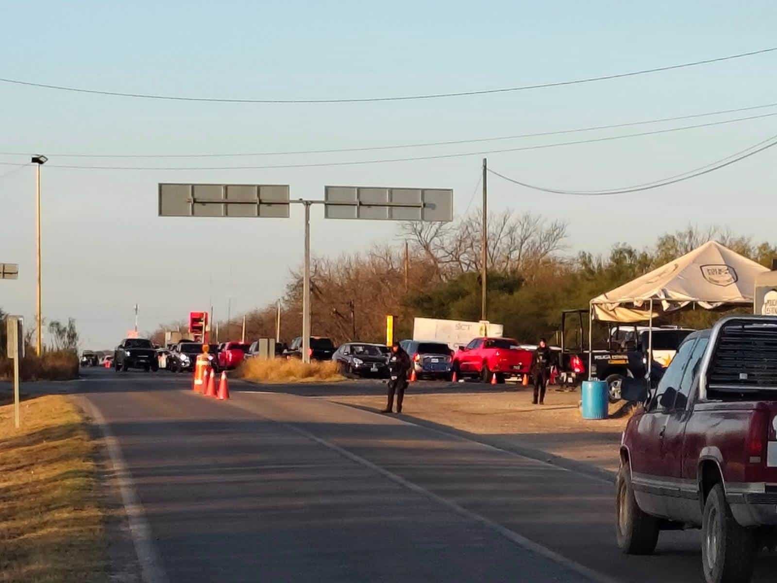 Caos Vehicular en la Carretera Federal 57 por Alta Afluencia de Paisanos en Allende