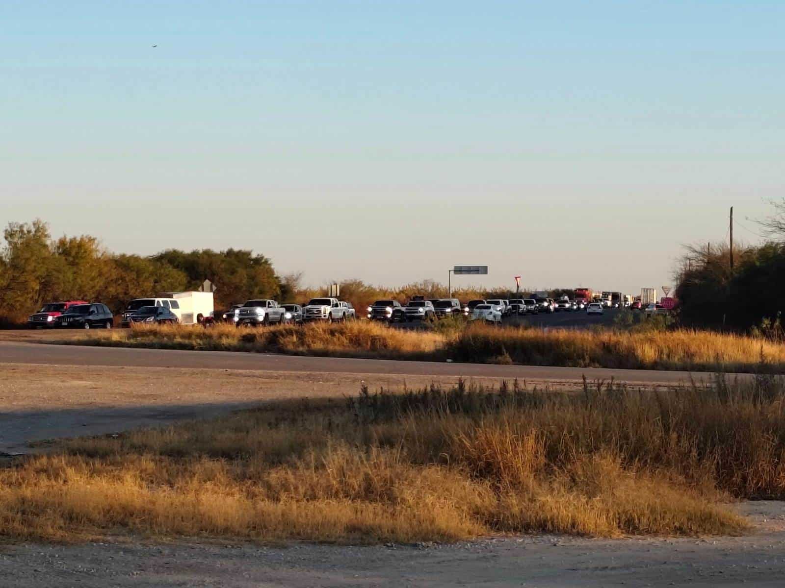 Caos Vehicular en la Carretera Federal 57 por Alta Afluencia de Paisanos en Allende