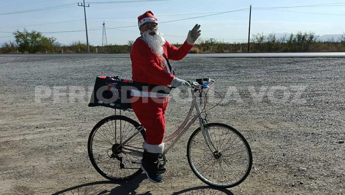 Santa Claus sobre ruedas: Ex obrero recorre la carretera pidiendo apoyo de los paisanos