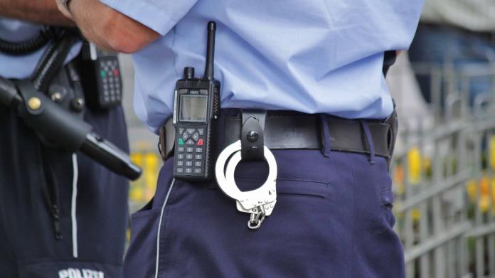 Dan 35 años de cárcel a hombre por escupir a un policía Dan 35 años de cárcel a hombre por escupir a un policía