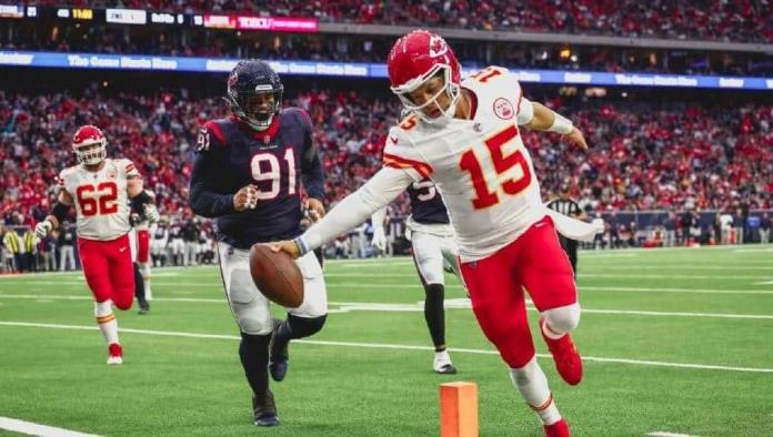 Mahomes jugará con los Chiefs ante los Texans a pesar de esguince