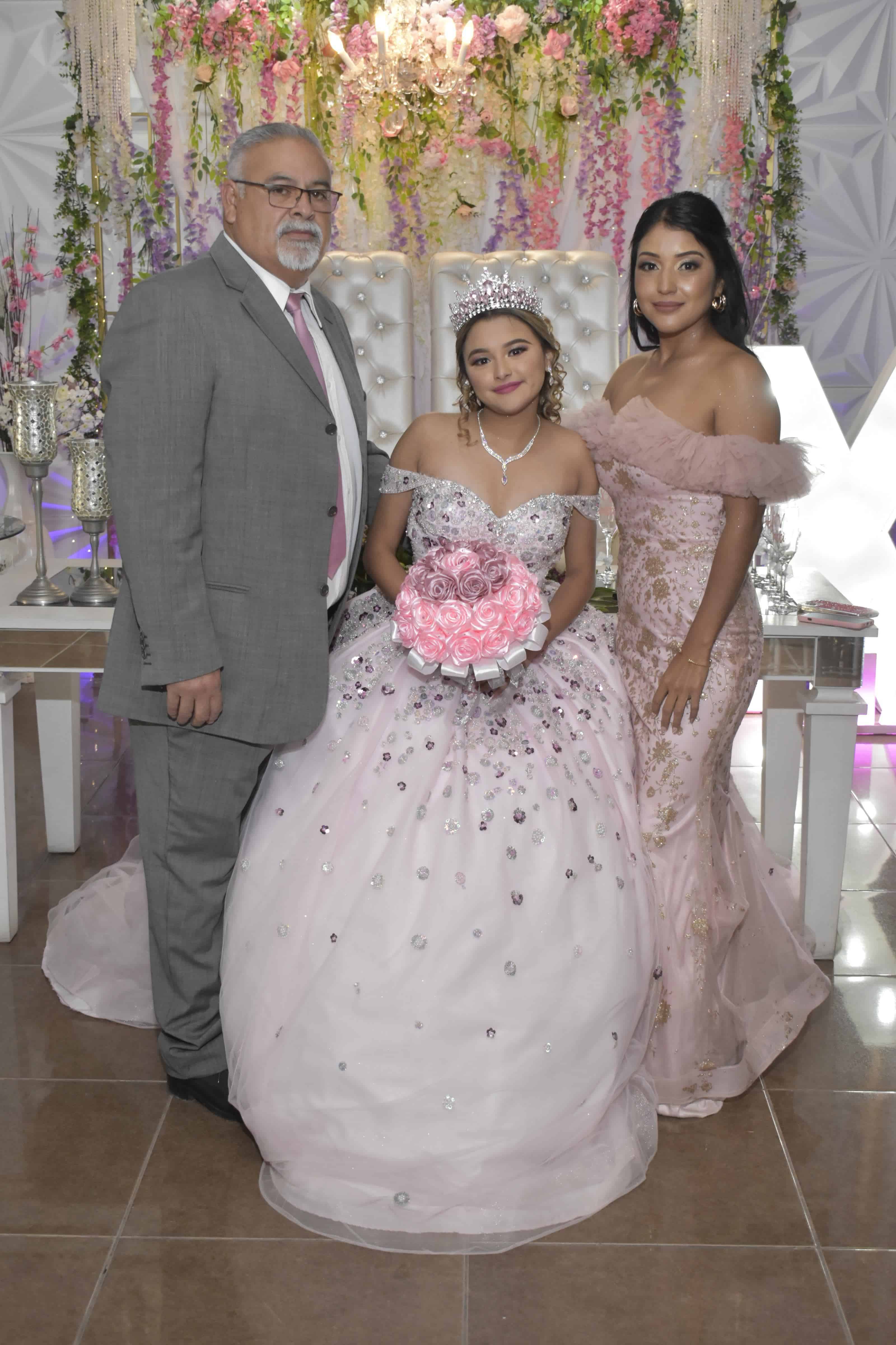 Acompañada de sus padres.