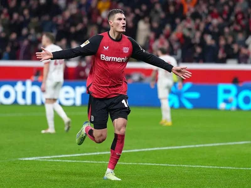 Patrik Schick marca póker con el Bayer Leverkusen.