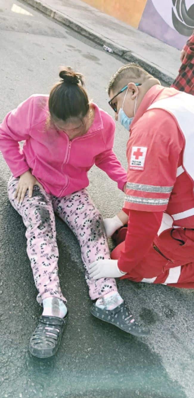 Derrapa embrazada por charco de agua