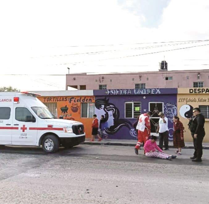 Derrapa embrazada por charco de agua