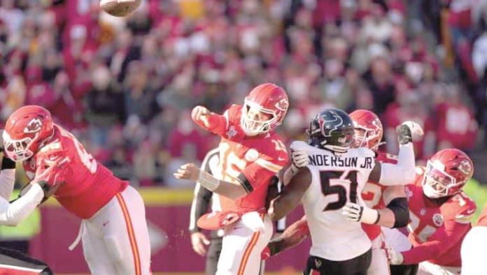 Chiefs derrotan a Texans 27 a 19 y se acercan al primer lugar de la AFC