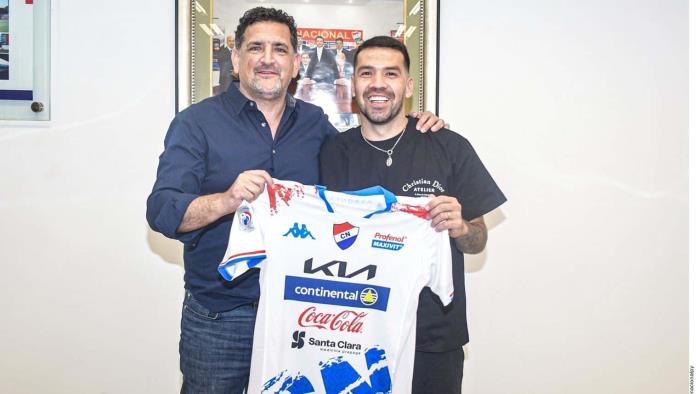 Firma Celso Ortiz con el Nacional de Paraguay 